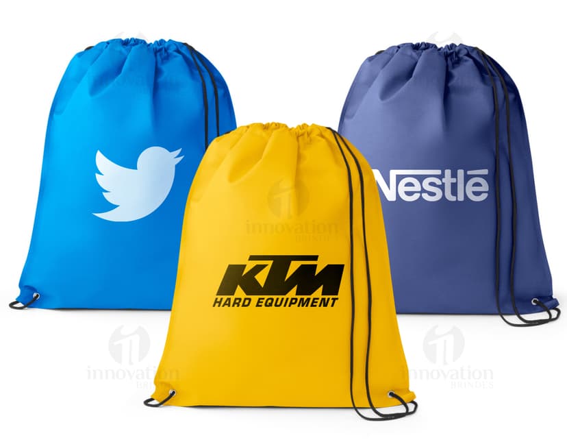 Mochila Saco Tnt preta e marrom com alça de couro, design elegante e textura suave. Ideal para viagens e compras, possui shape clean e estilo retro. Perfecto para transporte de mercadorias e objetos de forma organizada e com muito charme.