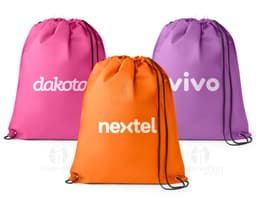Mochila Saco Tnt preta e castanha com alça de couro, design elegante e textura suave. Ideal para viagens e compras, possui um
