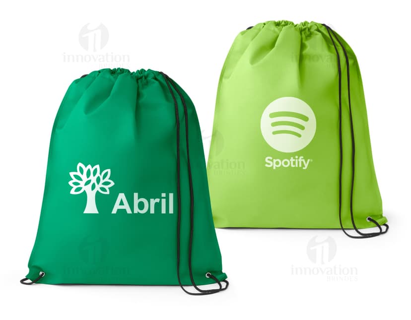 Mochila Saco Tnt preta e marrom com alça de couro, design elegante e textura suave. Ideal para viagens e compras, possui shape clean e estilo retro. Perfecto para transporte de mercadorias e objetos de forma organizada e com muito charme.