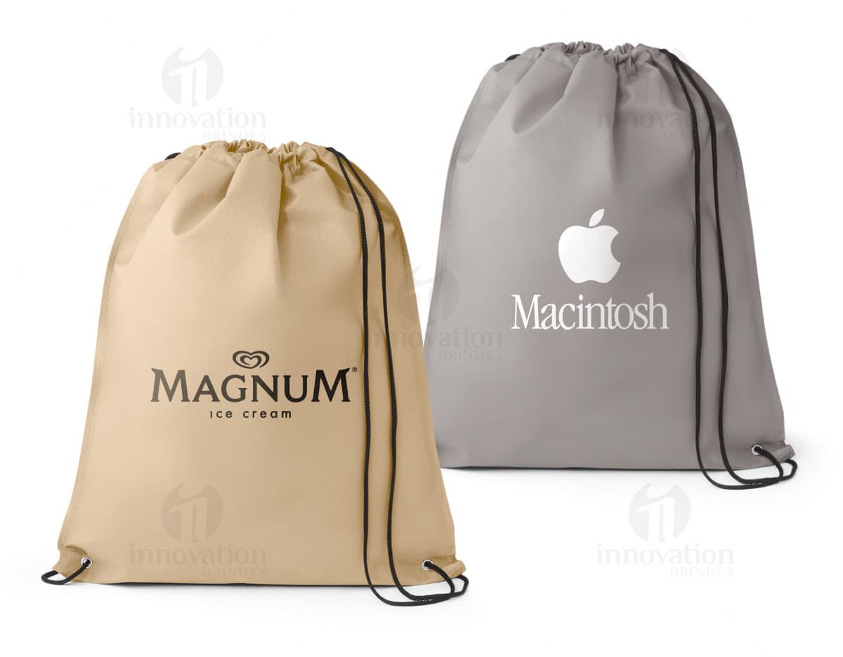 Mochila Saco Tnt preta e marrom com alça de couro, design elegante e textura suave. Ideal para viagens e compras, possui shape clean e estilo retro. Perfecto para transporte de mercadorias e objetos de forma organizada e com muito charme.