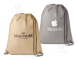 Mochila Saco Tnt preta e castanha com alça de couro, design elegante e textura suave. Ideal para viagens e compras, possui um