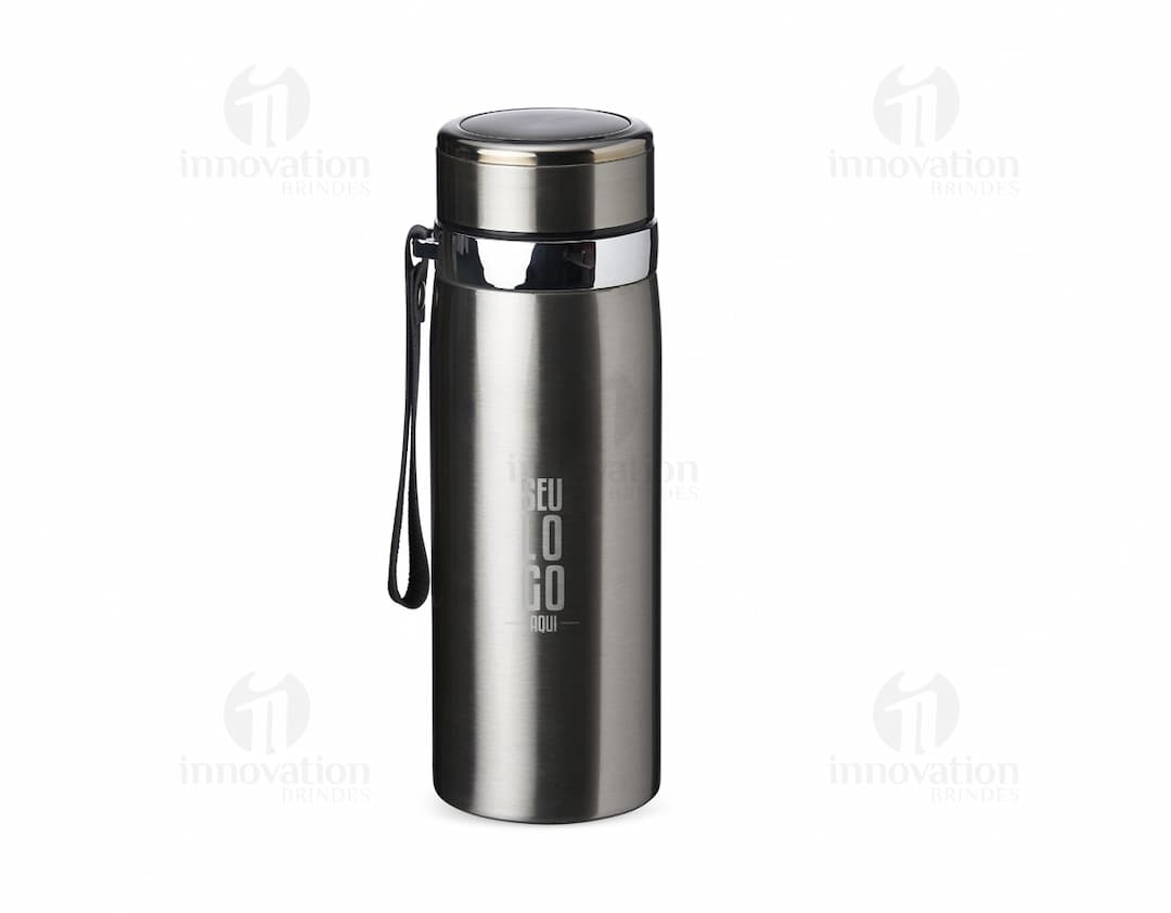 Garrafa térmica de aço inoxidável com capacidade de 800 ml, em um ambiente industrial. O objeto de metal possui um visual brilhante e possui um design moderno, refletindo o ambiente ao redor.