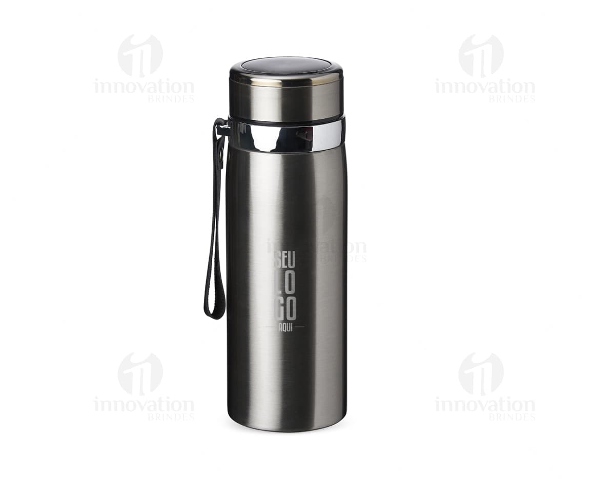 Garrafa térmica de aço inoxidável com capacidade de 800 ml, em um ambiente industrial. O objeto de metal possui um visual brilhante e possui um design moderno, refletindo o ambiente ao redor.