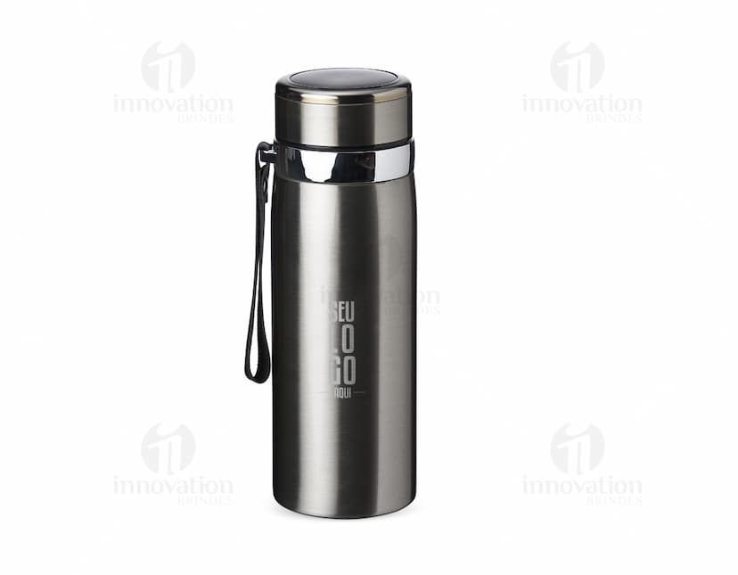 Garrafa térmica de aço inoxidável com capacidade de 800 ml, em um ambiente industrial. O objeto de metal possui um visual brilhante e possui um design moderno, refletindo o ambiente ao redor.