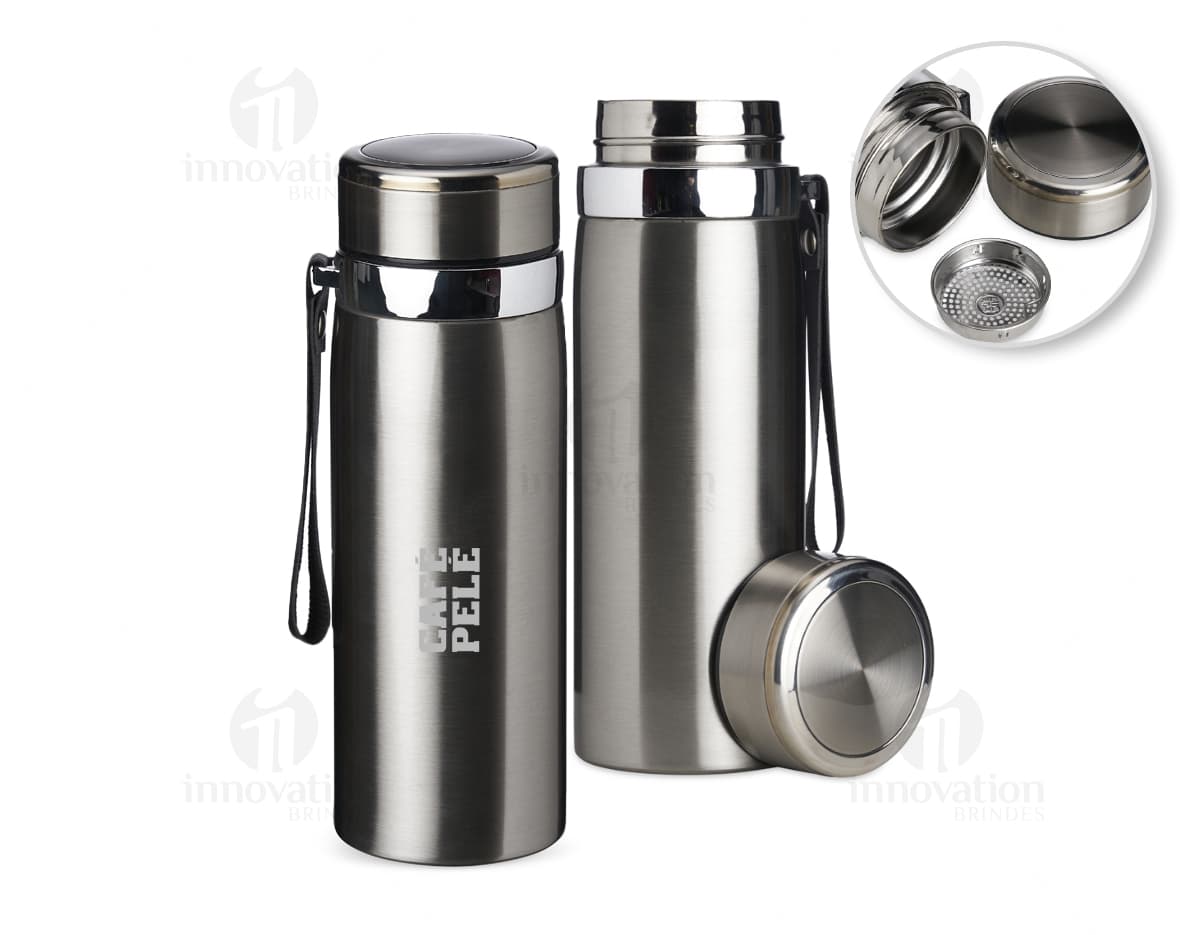 Garrafa térmica de aço inoxidável com capacidade de 800 ml, em um ambiente industrial. O objeto de metal possui um visual brilhante e possui um design moderno, refletindo o ambiente ao redor.
