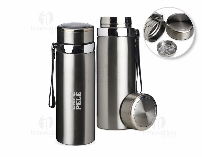 Garrafa térmica de aço inoxidável com capacidade de 800 ml, em um ambiente industrial. O objeto de metal possui um visual brilhante e possui um design moderno, refletindo o ambiente ao redor.