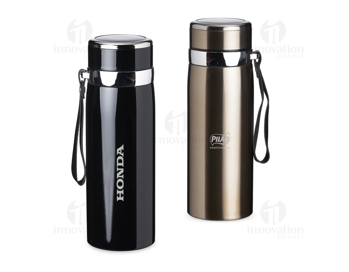 Garrafa térmica de aço inoxidável com capacidade de 800 ml, em um ambiente industrial. O objeto de metal possui um visual brilhante e possui um design moderno, refletindo o ambiente ao redor.