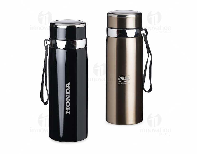 Garrafa térmica de aço inoxidável com capacidade de 800 ml, em um ambiente industrial. O objeto de metal possui um visual brilhante e possui um design moderno, refletindo o ambiente ao redor.
