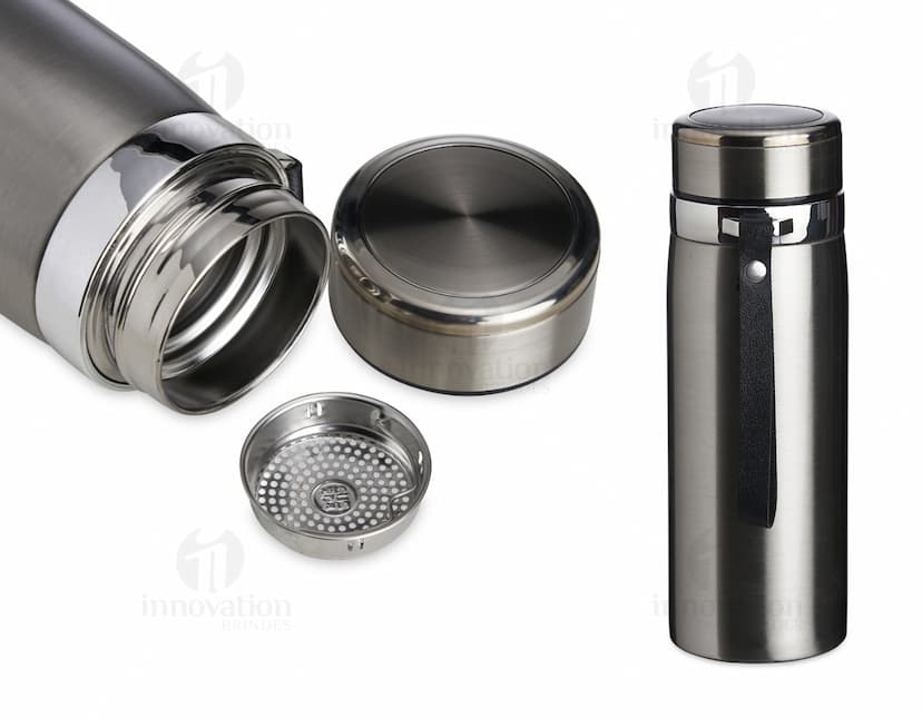 Garrafa térmica de aço inoxidável com capacidade de 800 ml, em um ambiente industrial. O objeto de metal possui um visual brilhante e possui um design moderno, refletindo o ambiente ao redor.