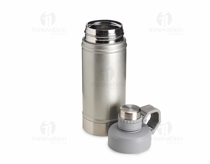 Garrafa térmica inox de 500ml, equipamento de metal brilhante, vazio e saudável, com tampa e reflexão, ideal para bebidas quentes ou frias.