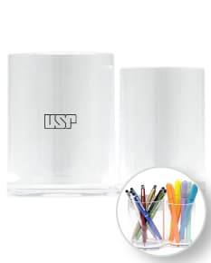 Um porta caneta duplo colorido, feito de madeira, contendo lápis, canetas, giz de cera e outros materiais de escrita e desenho. O objeto é perfeito para organizar ferramentas criativas e de escrita, sendo ideal para uso escolar, artístico ou de escritório.