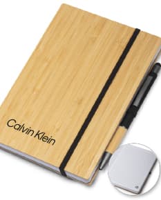 Bloco de anotações em papel marrom, vazio, com formato retangular e dimensões de 18,9 x 12,9. Ideal para uso em escritório, escola ou para anotações diversas. O bloco possui uma capa de papelão texturizada e contém várias folhas de papel em seu interior. Funcional para organização de informações, notas, lembretes e para escrita de texto.