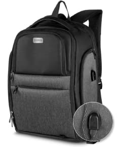 Mochila Premium para notebook com USB, possui fecho de metal, bolso em jeans, detalhes em couro, design vintage e botão de pressionar.