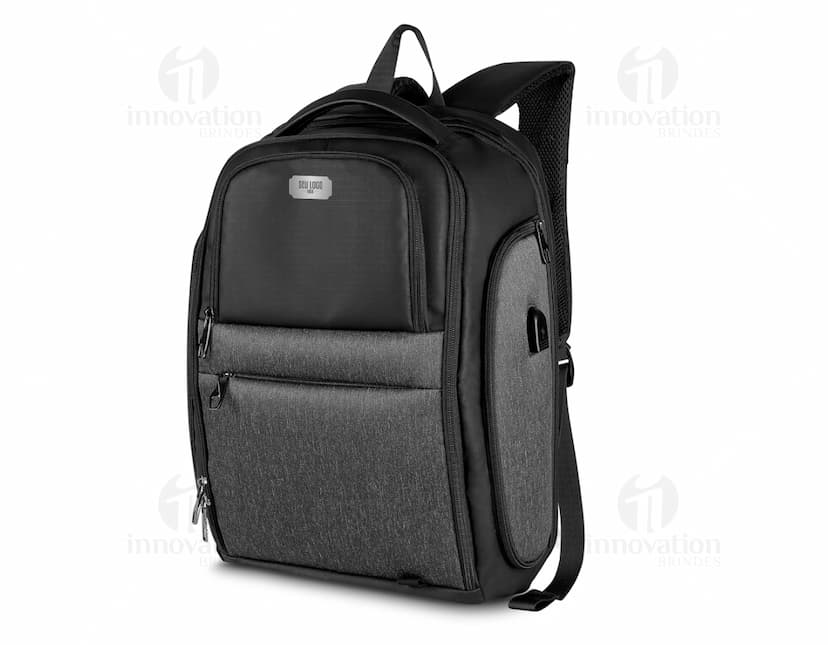 Mochila Premium para notebook com USB, possui fecho de metal, bolso em jeans, detalhes em couro, design vintage e botão de pressionar.