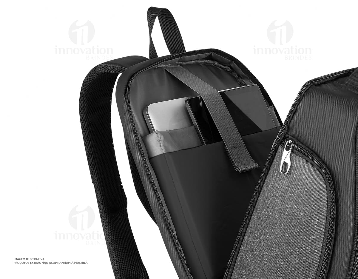 Mochila Premium para notebook com USB, possui fecho de metal, bolso em jeans, detalhes em couro, design vintage e botão de pressionar.