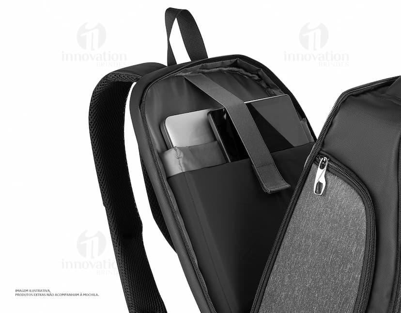 Mochila Premium para notebook com USB, possui fecho de metal, bolso em jeans, detalhes em couro, design vintage e botão de pressionar.