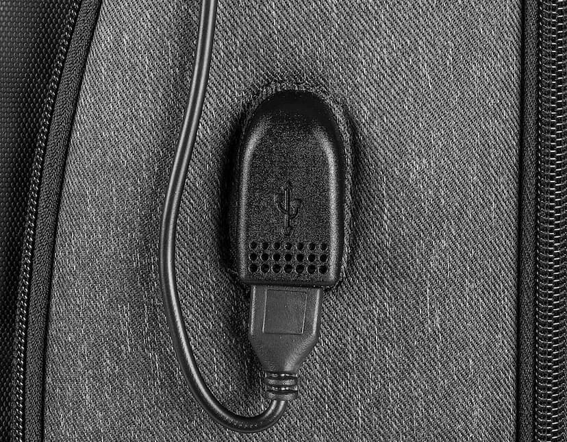 Mochila Premium para notebook com USB, possui fecho de metal, bolso em jeans, detalhes em couro, design vintage e botão de pressionar.