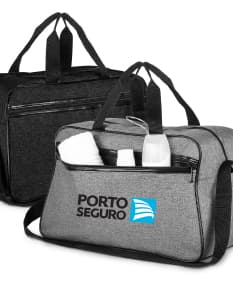 Mala esportiva de couro preto com bolso externo, alça de mão e alça de ombro, moderna e elegante, ideal para viagens e transporte de equipamentos esportivos.