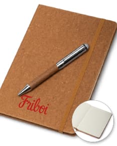 Kit caderno e caneta reciclável em uma mesa de escritório com notebook, papel, livro, caneta, notas em branco, diário, documentos, bloco de notas, lembrete, mensagem, lista, organizador de couro, moeda, carta, notas, lápis e envelope.