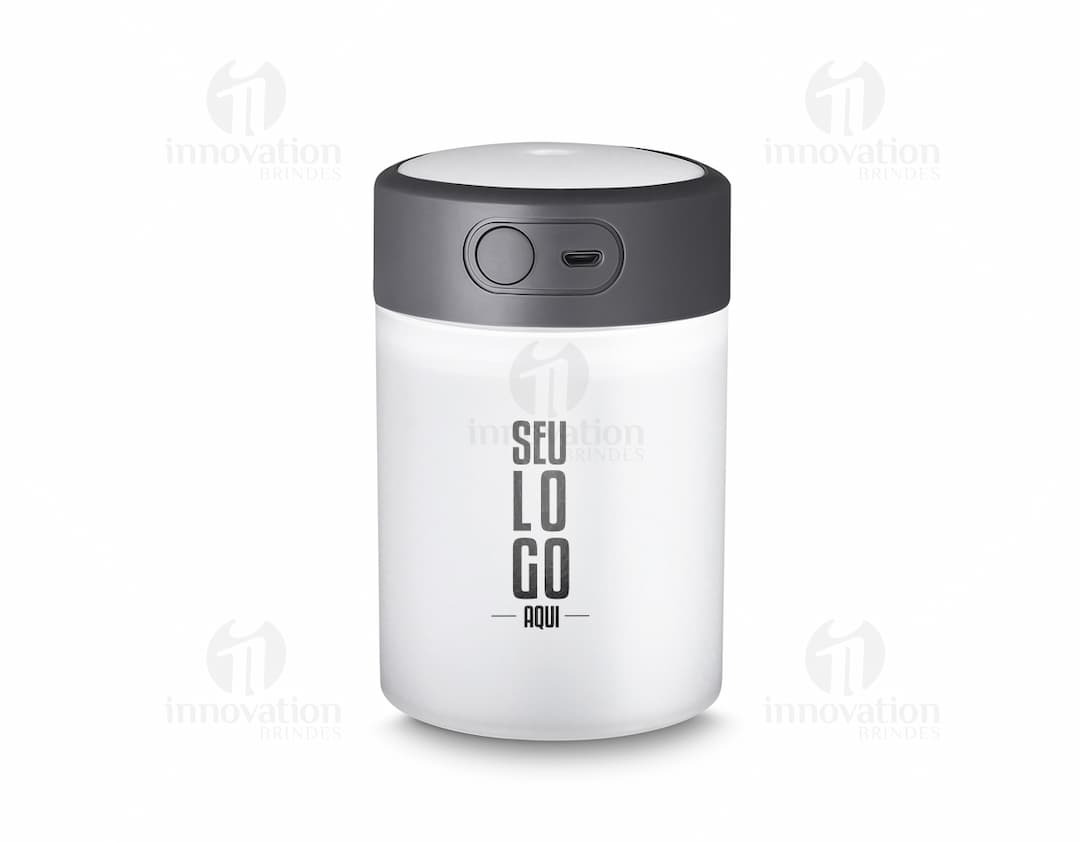 Umidificador de ar c/ difusor USB em embalagem de plástico transparente, com tampa colorida em metal. Objeto de metal em formato de garrafa contendo líquido para uso em aromaterapia.