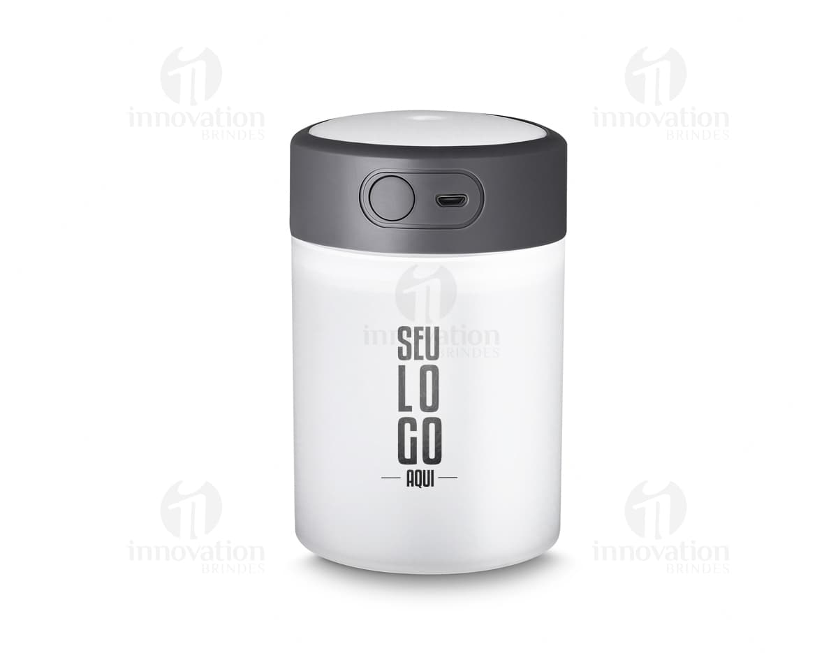 Umidificador de ar c/ difusor USB em embalagem de plástico transparente, com tampa colorida em metal. Objeto de metal em formato de garrafa contendo líquido para uso em aromaterapia.