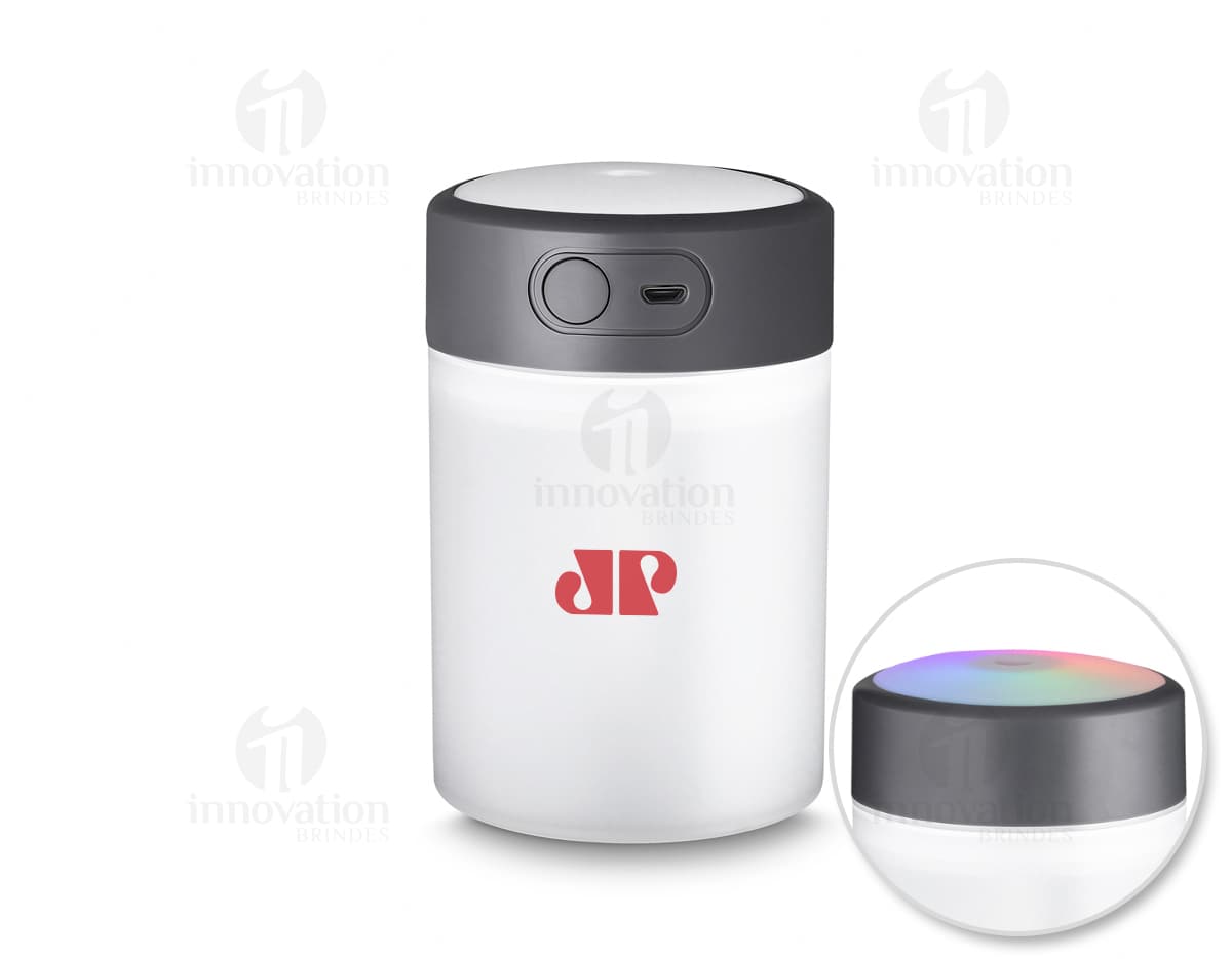 Umidificador de ar c/ difusor USB em embalagem de plástico transparente, com tampa colorida em metal. Objeto de metal em formato de garrafa contendo líquido para uso em aromaterapia.