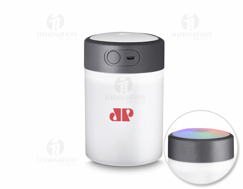 Umidificador de ar c/ difusor USB em embalagem de plástico transparente, com tampa colorida em metal. Objeto de metal em formato de garrafa contendo líquido para uso em aromaterapia.