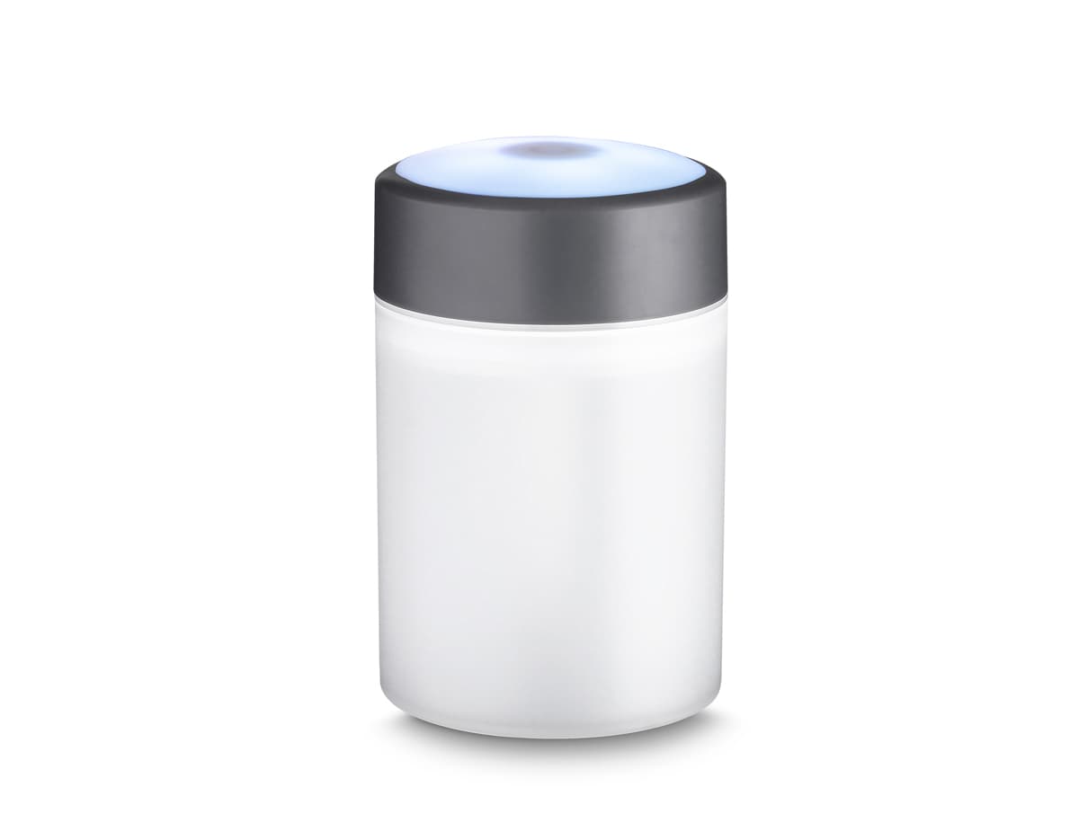 Umidificador de ar c/ difusor USB em embalagem de plástico transparente, com tampa colorida em metal. Objeto de metal em formato de garrafa contendo líquido para uso em aromaterapia.