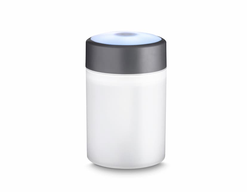 Umidificador de ar c/ difusor USB em embalagem de plástico transparente, com tampa colorida em metal. Objeto de metal em formato de garrafa contendo líquido para uso em aromaterapia.
