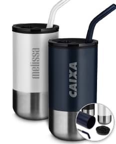 Copo de metal prateado vazio com tampa, reflexo brilhante, design moderno e limpo.