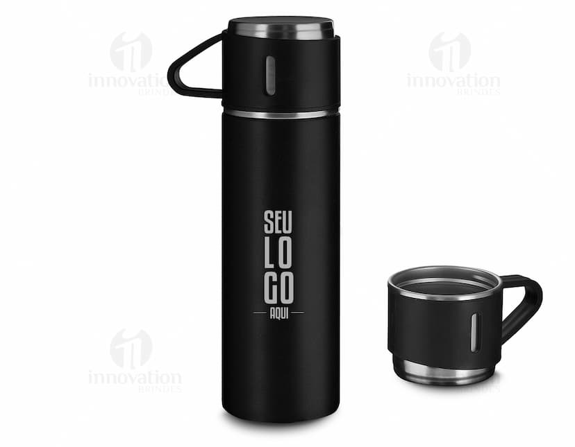 Kit garrafa e copo contendo líquidos e produtos de higiene e cuidados pessoais, como loção, desodorante, perfume, álcool, shampoo, gel e creme. As garrafas são de plástico e metal, com rótulos e tampas brancas. O copo é de vidro transparente. A imagem mostra também outros objetos de banheiro e cuidados pessoais, como sabonete, aerosol e toalhas.