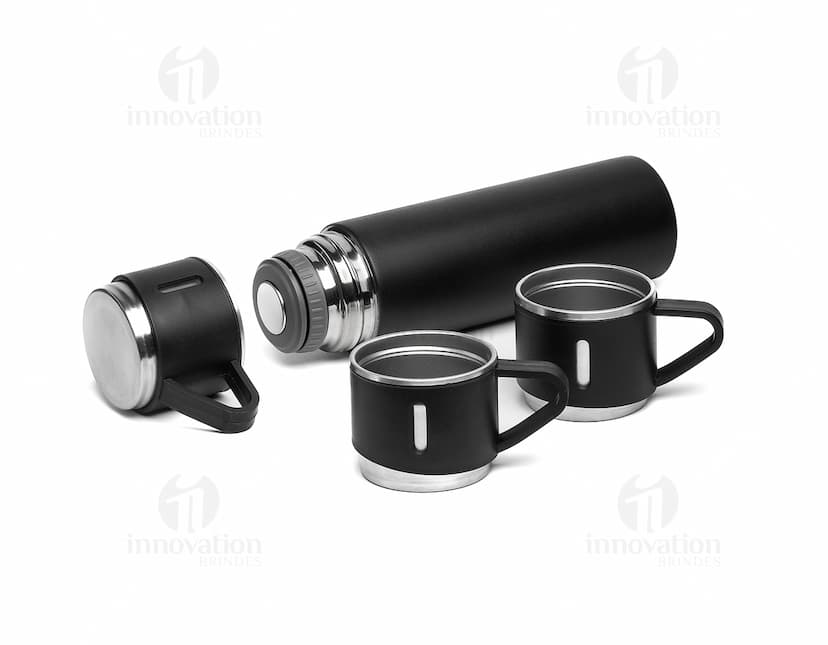 Kit garrafa e copo contendo líquidos e produtos de higiene e cuidados pessoais, como loção, desodorante, perfume, álcool, shampoo, gel e creme. As garrafas são de plástico e metal, com rótulos e tampas brancas. O copo é de vidro transparente. A imagem mostra também outros objetos de banheiro e cuidados pessoais, como sabonete, aerosol e toalhas.