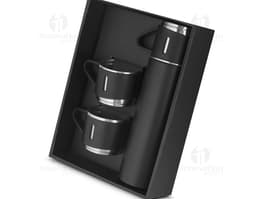 Kit garrafa e copo contendo líquidos e produtos de higiene e cuidados pessoais, como loção, desodorante, perfume, álcool
