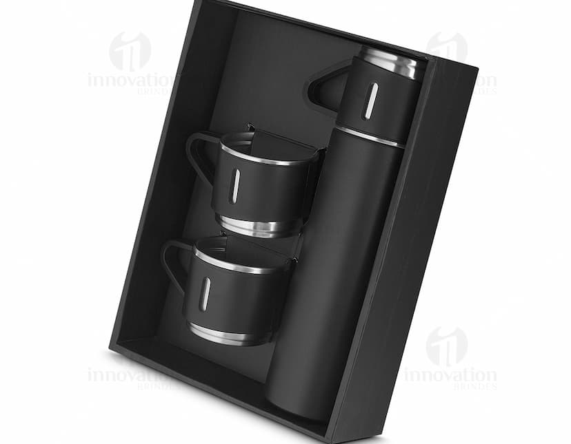 Kit garrafa e copo contendo líquidos e produtos de higiene e cuidados pessoais, como loção, desodorante, perfume, álcool, shampoo, gel e creme. As garrafas são de plástico e metal, com rótulos e tampas brancas. O copo é de vidro transparente. A imagem mostra também outros objetos de banheiro e cuidados pessoais, como sabonete, aerosol e toalhas.