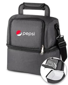 Bolsa térmica com 2 compartimentos em couro preto e metal, estilo moderno e elegante. Possui alça de couro, fecho de metal e detalhes em dourado. Ideal para manter alimentos ou bebidas na temperatura adequada.