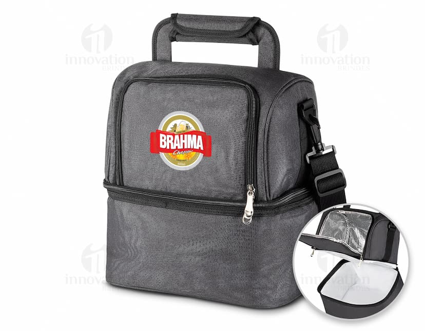 Bolsa térmica com 2 compartimentos em couro preto e metal, estilo moderno e elegante. Possui alça de couro, fecho de metal e detalhes em dourado. Ideal para manter alimentos ou bebidas na temperatura adequada.