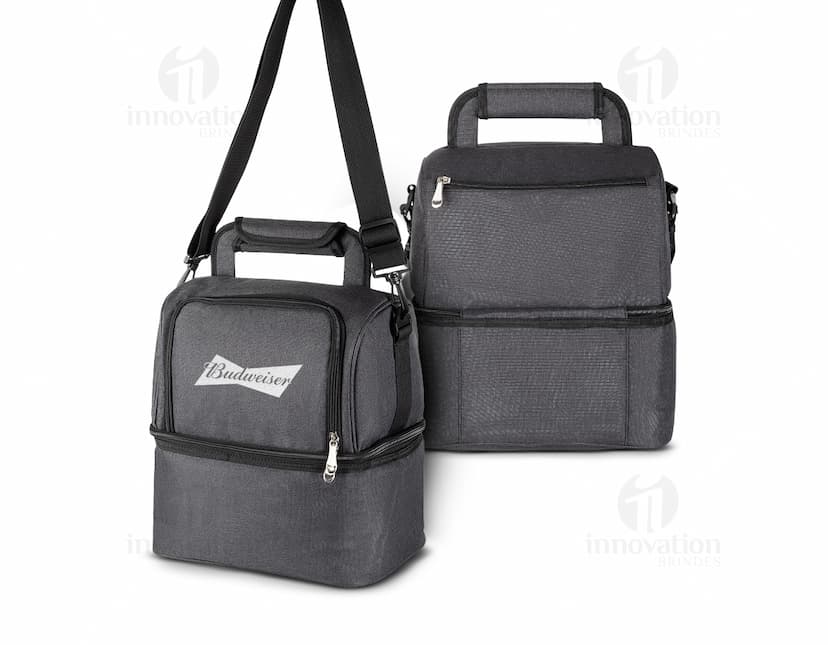 Bolsa térmica com 2 compartimentos em couro preto e metal, estilo moderno e elegante. Possui alça de couro, fecho de metal e detalhes em dourado. Ideal para manter alimentos ou bebidas na temperatura adequada.