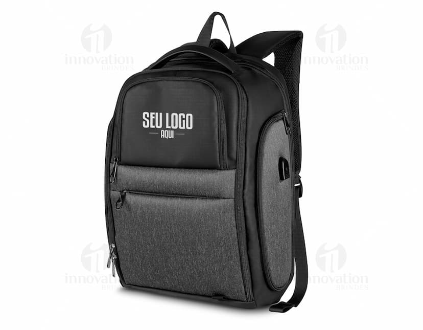 Mochila preta de couro para notebook, com alças de metal e fecho de zíper. Ideal para viagens de negócios ou aventuras ao ar livre.