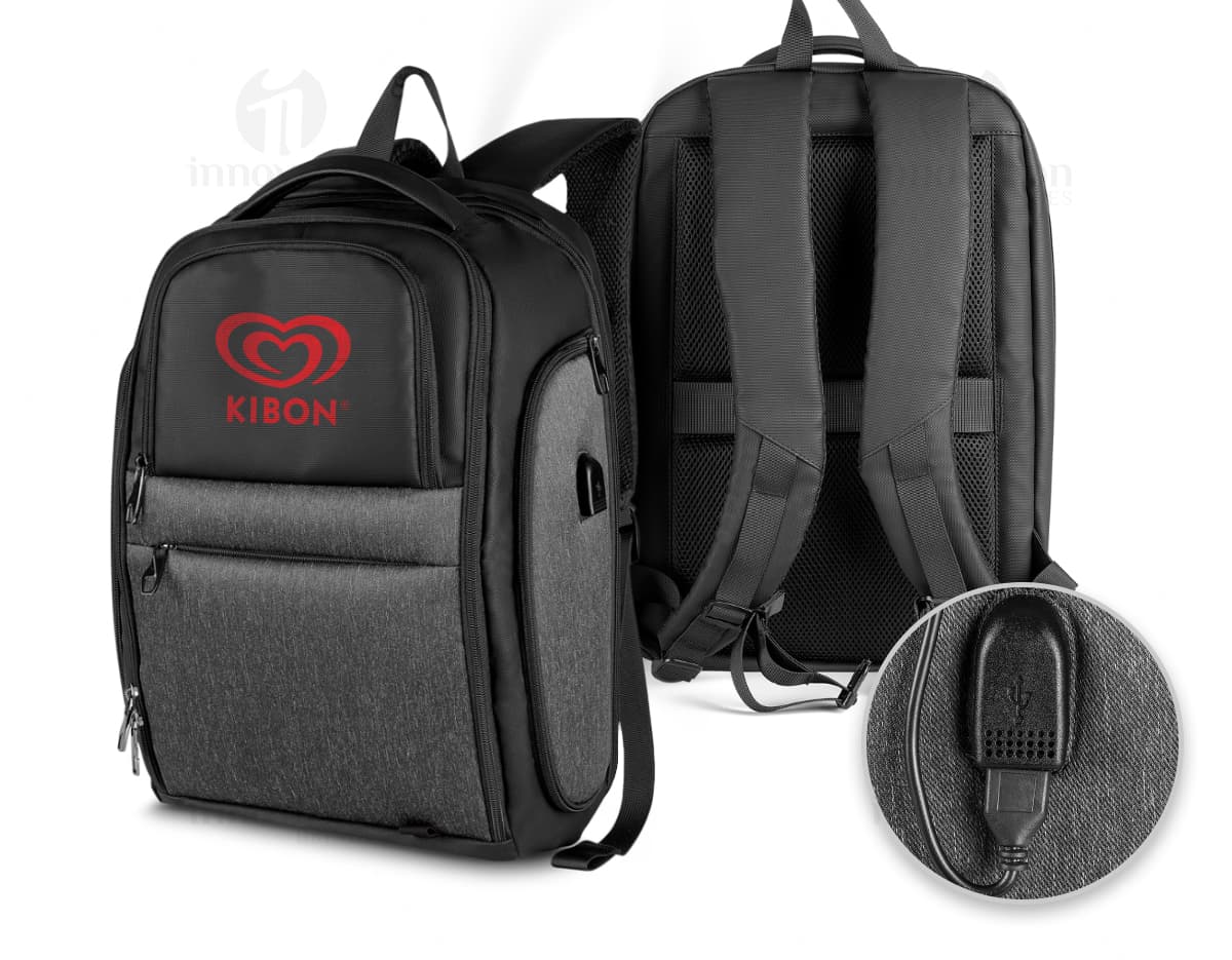 Mochila preta de couro para notebook, com alças de metal e fecho de zíper. Ideal para viagens de negócios ou aventuras ao ar livre.