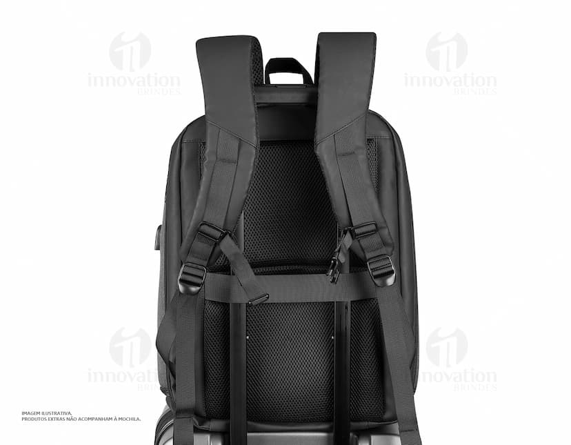 Mochila preta de couro para notebook, com alças de metal e fecho de zíper. Ideal para viagens de negócios ou aventuras ao ar livre.