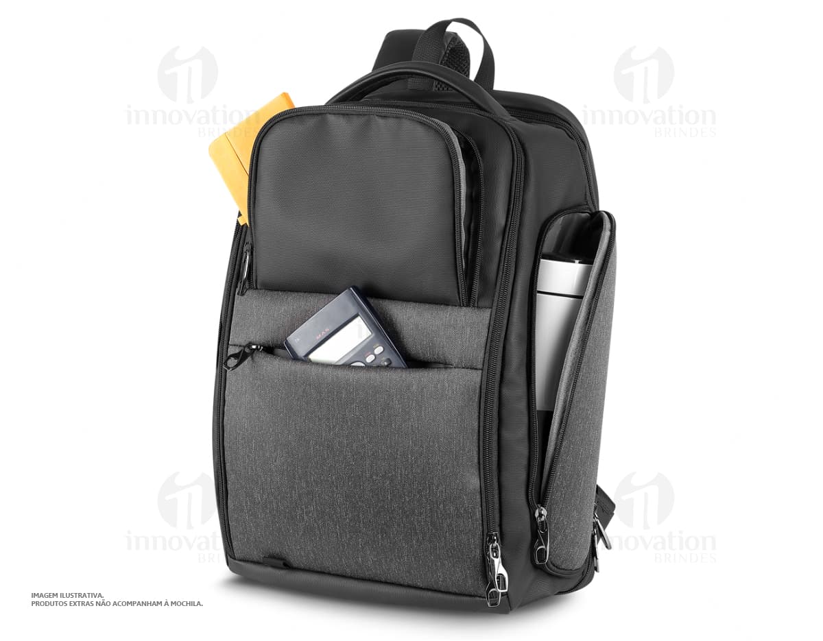 Mochila preta de couro para notebook, com alças de metal e fecho de zíper. Ideal para viagens de negócios ou aventuras ao ar livre.