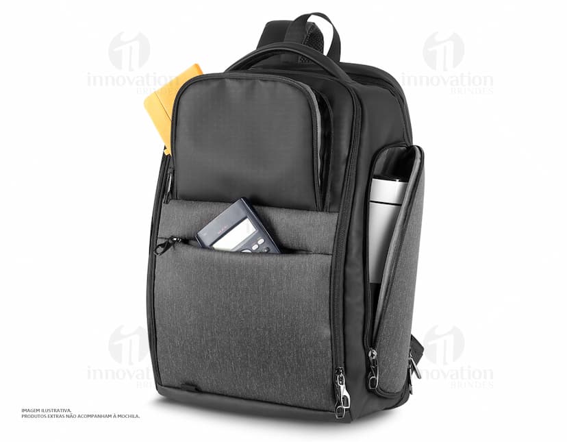 Mochila preta de couro para notebook, com alças de metal e fecho de zíper. Ideal para viagens de negócios ou aventuras ao ar livre.