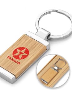 Chaveiro de metal com detalhes em bambu e suporte.