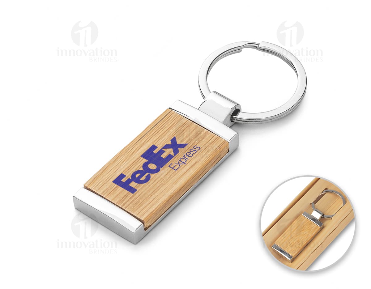 Chaveiro de metal com detalhes em bambu e suporte.