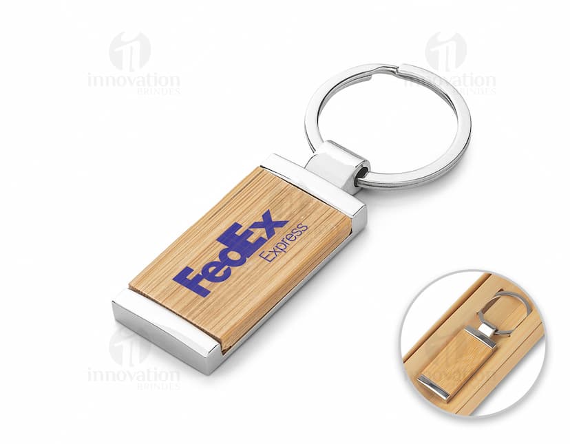 Chaveiro de metal com detalhes em bambu e suporte.