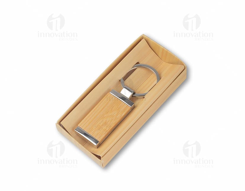 Chaveiro de metal com detalhes em bambu e suporte.