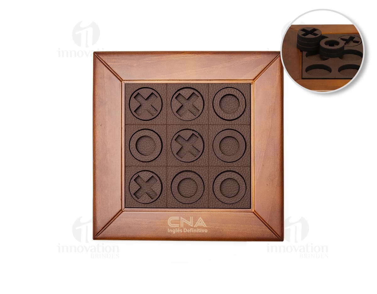 Jogo da Velha Premium em dispositivo eletrônico antigo, com botões de controle, painel digital e mecanismo de jogo. Cores predominantes: preto, marrom e metal.