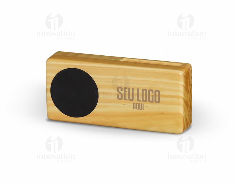 Amplificador sonoro para celular em material preto de couro e metal. O dispositivo possui um design moderno e compacto, ideal para amplificar o som do celular. É um produto de alta tecnologia e qualidade, perfeito para quem gosta de música e entretenimento.