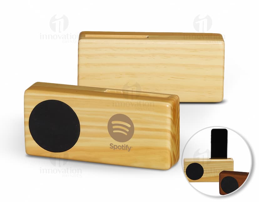 Amplificador sonoro para celular em material preto de couro e metal. O dispositivo possui um design moderno e compacto, ideal para amplificar o som do celular. É um produto de alta tecnologia e qualidade, perfeito para quem gosta de música e entretenimento.