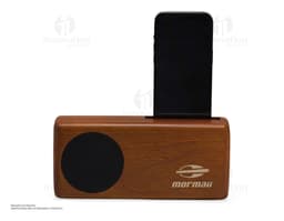 Amplificador sonoro para celular em material preto de couro e metal. O dispositivo possui um design moderno e compacto, ideal